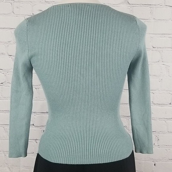 Forever 21 green long sleeve v-neck top. Size S - Picture 2 of 6